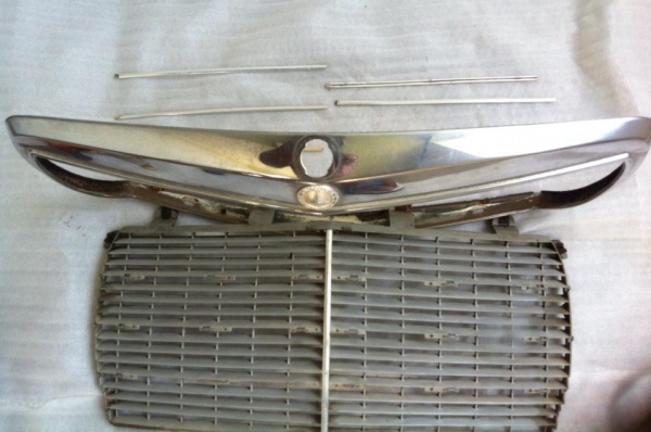 กระจังหน้า Benz w123 แท้มือสอง