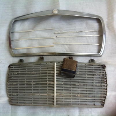 กระจังหน้า Benz w123 แท้มือสอง