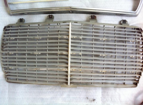 กระจังหน้า Benz w123 แท้มือสอง