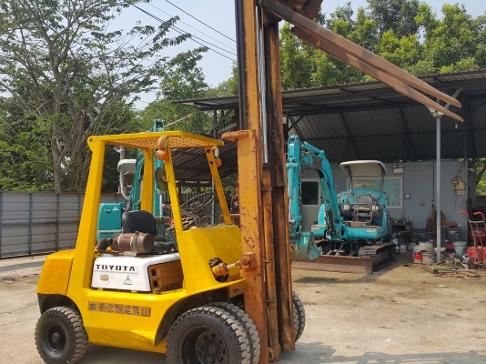 รถฟอร์คลิฟต์ TOYOTA 2FD25 รถเก่านอกนำเข้า ยังไม่เคยใช้งานในไทย ยก 2.5 ตัน เสาสูง 3 เมตร งากระดก ยกเท ล้อหน้าคู่ เครื่อง 2J พร้อมใช้งาน มีเอกสารใบอินวอยซ์ มี VDO การทำงานให้ชม