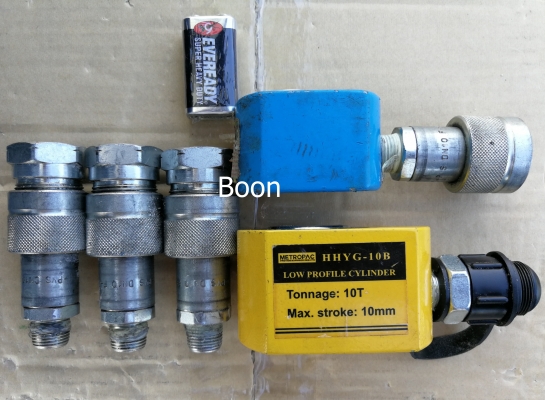 ลูกแม่แรงไฮดรอลิค สำหรับงานที่แคบ ถอดหน้าแปน ถอดเพลา (ขนาดเทียบกับถ่าน 9v ดูนะครับ)  1.Metropac รุ่น HHYG-10B 10ตัน ระยะชัก 10มิล 1ลูก(สีเหลือง)  2.สีฟ้า ป้ายรุ่นหาย (ประมาณเอานะครับ 5-8ตัน) 1ลูก  3.ข้อต่อไฮดรอลิค 3คู่