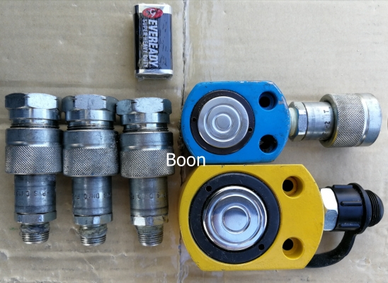 ลูกแม่แรงไฮดรอลิค สำหรับงานที่แคบ ถอดหน้าแปน ถอดเพลา (ขนาดเทียบกับถ่าน 9v ดูนะครับ)  1.Metropac รุ่น HHYG-10B 10ตัน ระยะชัก 10มิล 1ลูก(สีเหลือง)  2.สีฟ้า ป้ายรุ่นหาย (ประมาณเอานะครับ 5-8ตัน) 1ลูก  3.ข้อต่อไฮดรอลิค 3คู่