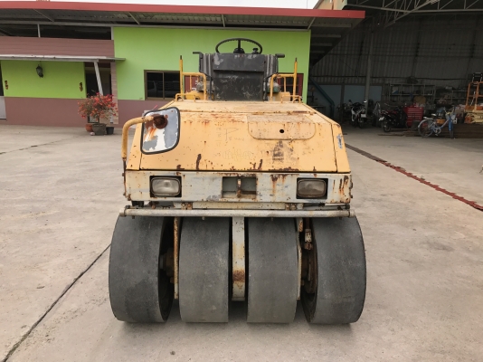 ขายรถบดล้อยางKOMATSUรุ่นJW30-1นำเข้าจากญี่ปุ่น ไม่เคยใช้งานในไทย มีเอกสารพร้อมจดทะเบียน  ล้อยาง7เส้น เครื่องยนต์ดีเซลคูโบต้า3สูบ สภาพดีพร้อมใช้งานขาย125000ลดเหลือ100000LINE: jiraroj2909