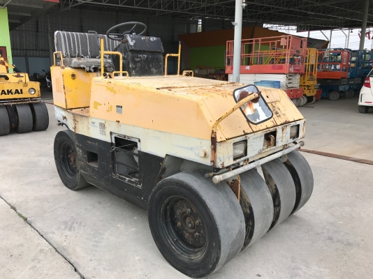 ขายรถบดล้อยางKOMATSUรุ่นJW30-1นำเข้าจากญี่ปุ่น ไม่เคยใช้งานในไทย มีเอกสารพร้อมจดทะเบียน  ล้อยาง7เส้น เครื่องยนต์ดีเซลคูโบต้า3สูบ สภาพดีพร้อมใช้งานขาย125000ลดเหลือ100000LINE: jiraroj2909