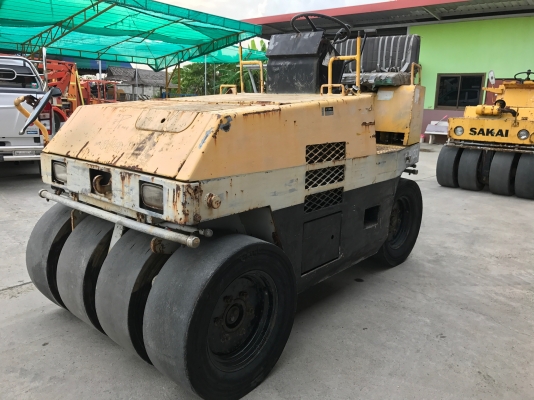 ขายรถบดล้อยางKOMATSUรุ่นJW30-1นำเข้าจากญี่ปุ่น ไม่เคยใช้งานในไทย มีเอกสารพร้อมจดทะเบียน  ล้อยาง7เส้น เครื่องยนต์ดีเซลคูโบต้า3สูบ สภาพดีพร้อมใช้งานขาย125000ลดเหลือ100000LINE: jiraroj2909