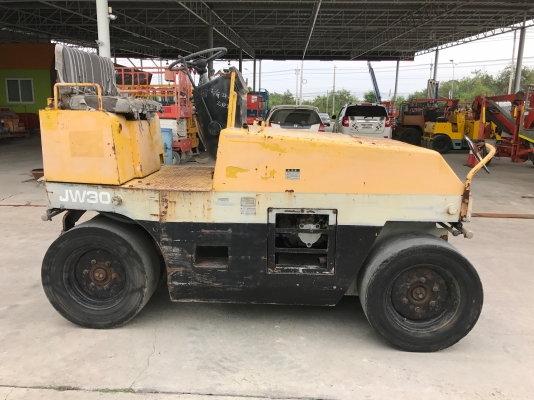 ขายรถบดล้อยางKOMATSUรุ่นJW30-1นำเข้าจากญี่ปุ่น ไม่เคยใช้งานในไทย มีเอกสารพร้อมจดทะเบียน  ล้อยาง7เส้น เครื่องยนต์ดีเซลคูโบต้า3สูบ สภาพดีพร้อมใช้งานขาย125000ลดเหลือ100000LINE: jiraroj2909