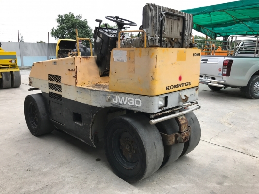 ขายรถบดล้อยางKOMATSUรุ่นJW30-1นำเข้าจากญี่ปุ่น ไม่เคยใช้งานในไทย มีเอกสารพร้อมจดทะเบียน  ล้อยาง7เส้น เครื่องยนต์ดีเซลคูโบต้า3สูบ สภาพดีพร้อมใช้งานขาย125000ลดเหลือ100000LINE: jiraroj2909