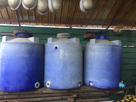 ขายถังเก็บน้ำพลาสติก ตามสภาพครับ มี3ใบ ฝามีไม่ครบ ใบละ2000