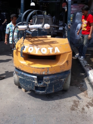 ย โตโยต้า รุ่น 7 เบนซิน 3 ตัน เสา 4 เมตร