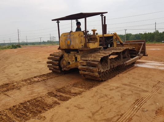 ขายรถแทรกเตอร์ CAT D5 ตีนเป็ด เกียรตัด ราคา.270000 เ้ครื่องแรง ปั้มดี บอร์ดีรอบคันสวย รถใช้งานอยู่ สนใจโทร.081-3531946 ต่อ.บางนา รถอยู่ฉะเชิงเทรา