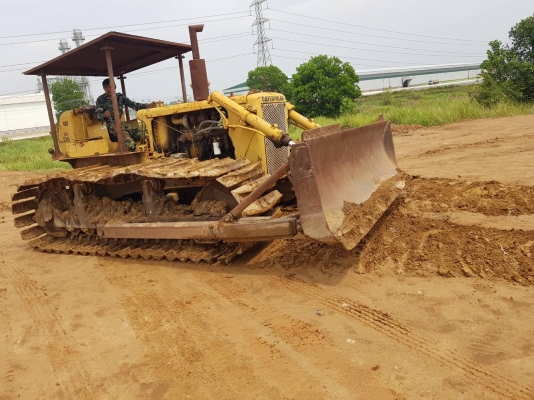 ขายรถแทรกเตอร์ CAT D5 ตีนเป็ด เกียรตัด ราคา.270000 เ้ครื่องแรง ปั้มดี บอร์ดีรอบคันสวย รถใช้งานอยู่ สนใจโทร.081-3531946 ต่อ.บางนา รถอยู่ฉะเชิงเทรา