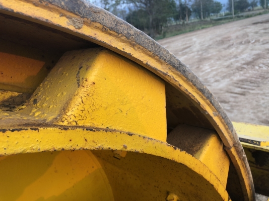 ขายรถบด  10 ตัน สั่นสะเทือน