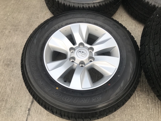 ล้อแม็กป้ายแดง Toyota Revo ขอบ17 พร้อมยางป้ายแดง Bridgestone ปี 18 สวยกริ๊บ ตุ่ม เส้นสีชัดๆ