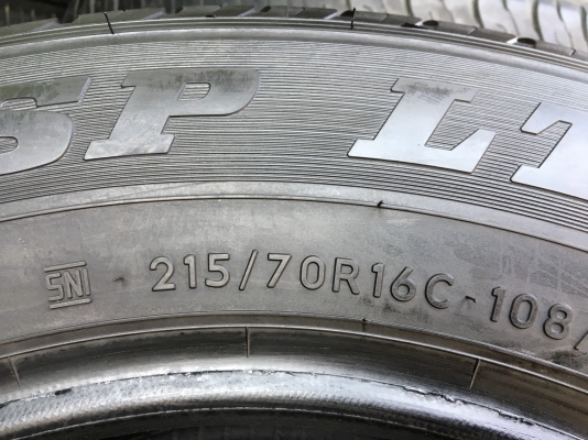 ยางป้ายแดง Dunlop 215-70-16 ปลายปี 17 ตุ่มครบ เส้นสียังอยู่