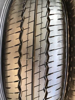 ยางป้ายแดง Dunlop 215-70-16 ปลายปี 17 ตุ่มครบ เส้นสียังอยู่