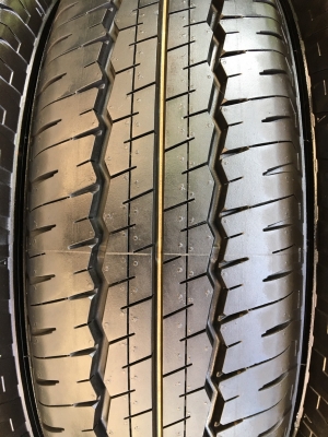 ยางป้ายแดง Dunlop 215-70-16 ปลายปี 17 ตุ่มครบ เส้นสียังอยู่