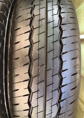 ยางป้ายแดง Dunlop 215-70-16 ปลายปี 17 ตุ่มครบ เส้นสียังอยู่