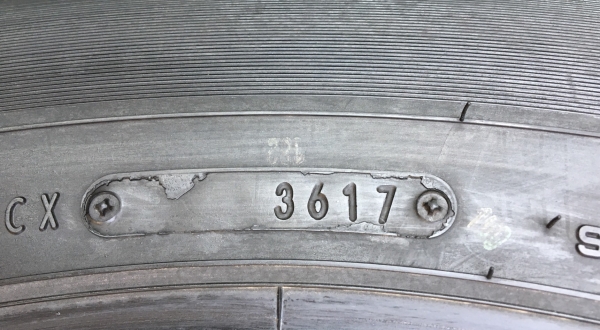 ยางป้ายแดง Dunlop 215-70-16 ปลายปี 17 ตุ่มครบ เส้นสียังอยู่