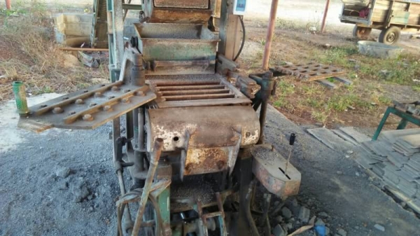 เครื่องอัดอิฐบล็อก