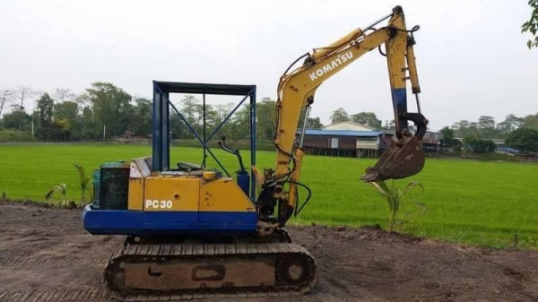 KOMATSU PC 30-5