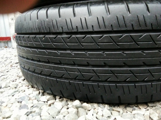 ขายยาง 215/55R17 บริดจสโตน ปลายปี16 ดอกยางเต็มสวยไม่ร้าวไม่แตกลาย สภาพ90\% ชุดละ 3900 บาท