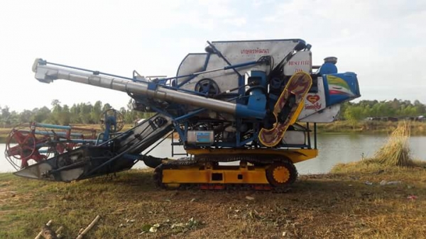 ขายรถเกี่ยว2คัน+เทนเลอร์ 1คัน ขายรถเกี่ยว2คัน+เทนเลอร์ 1คัน