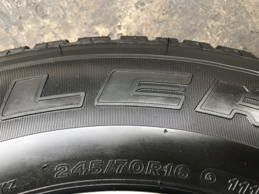 ยางใหม่ป้ายแดง 1 เส้น 245-70-16 ปลายปี 17 Bridgestone ตุ่มเด้งๆ เส้นสีชัดๆ ยางใหม่ป้ายแดง 1 เส้น 245-70-16 ปลายปี 17 Bridgestone ตุ่มเด้งๆ เส้นสีชัดๆ