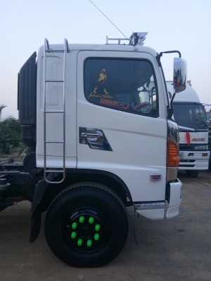 HINO MEGA 260 แรง ปี 48 สวยเดิมรถห้างแท้ 2 เพลา เครื่อง/เกียร์/เฟืองท้ายเดิม ยางใหม่ 10 เส้น มีระบบลากพ่วง ทะเบียนพร้อม