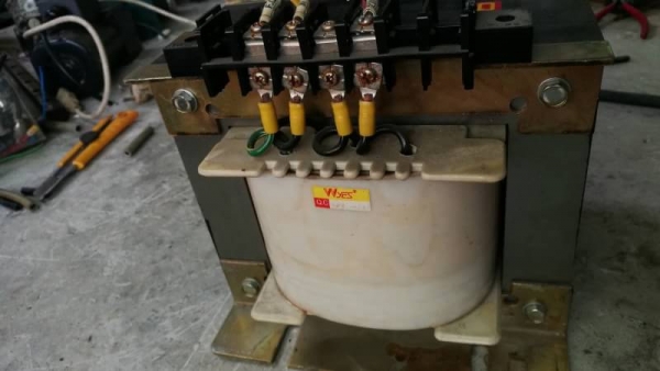 3,000 บ.ส่งถึงบ้านฟรีโทร 083-2000058 LINE ID: line832923 หม้อแปลงไฟฟ้าจาก 220 V. เป็นไฟ 100 -110 V. 3,000 บ.ส่งถึงบ้านฟรีโทร 083-2000058 LINE ID: line832923 หม้อแปลงไฟฟ้าจาก 220 V. เป็นไฟ 100 -110 V.