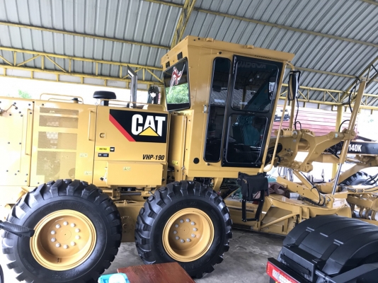 รถเกรดเกลี่ยดิน ยี่ห้อ CATERPILLAR  190 แรงม้า ปีจดทะเบียน 2560  รถใช้ไป 230 ชั่วโมง สภาพใหม่ ปละสมบูรณ์มาก