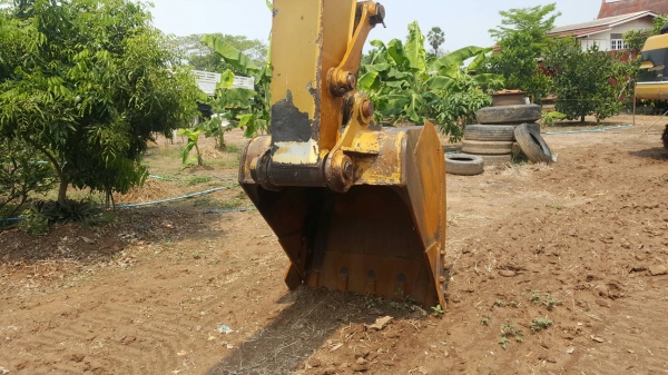 ขายCAT E200Bสภาพสวยพร้อมใช้ ติดต่อคุณอ๊อฟ พิจิตร 086-737-9991