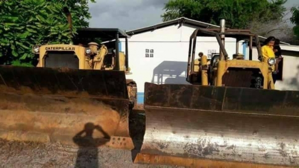 ขายคู่ 750,000  รถแทกเตอร์ CAT D6C เกียร์ทอคร์แรง มีลิปเปอร์หลัง D7F เกียร์ทอคร์แรง พร้อมใช้งาน เครื่องดี เกียร์แรง ช่วงล่างดี พร้อมใช้งานทั้งคู่ เอกสารใบซื้อขาย   รถอยู่ กาญจนบุรี  090-772-3710 090-772-3708