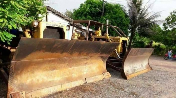 ขายคู่ 750,000  รถแทกเตอร์ CAT D6C เกียร์ทอคร์แรง มีลิปเปอร์หลัง D7F เกียร์ทอคร์แรง พร้อมใช้งาน เครื่องดี เกียร์แรง ช่วงล่างดี พร้อมใช้งานทั้งคู่ เอกสารใบซื้อขาย   รถอยู่ กาญจนบุรี  090-772-3710 090-772-3708