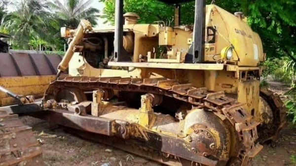ขายคู่ 750,000  รถแทกเตอร์ CAT D6C เกียร์ทอคร์แรง มีลิปเปอร์หลัง D7F เกียร์ทอคร์แรง พร้อมใช้งาน เครื่องดี เกียร์แรง ช่วงล่างดี พร้อมใช้งานทั้งคู่ เอกสารใบซื้อขาย   รถอยู่ กาญจนบุรี  090-772-3710 090-772-3708