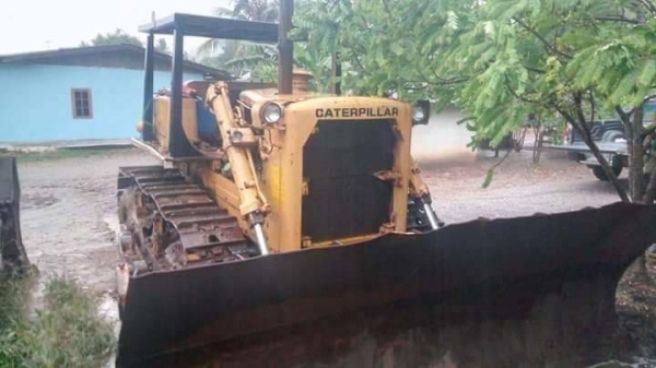 ขายคู่ 750,000  รถแทกเตอร์ CAT D6C เกียร์ทอคร์แรง มีลิปเปอร์หลัง D7F เกียร์ทอคร์แรง พร้อมใช้งาน เครื่องดี เกียร์แรง ช่วงล่างดี พร้อมใช้งานทั้งคู่ เอกสารใบซื้อขาย   รถอยู่ กาญจนบุรี  090-772-3710 090-772-3708