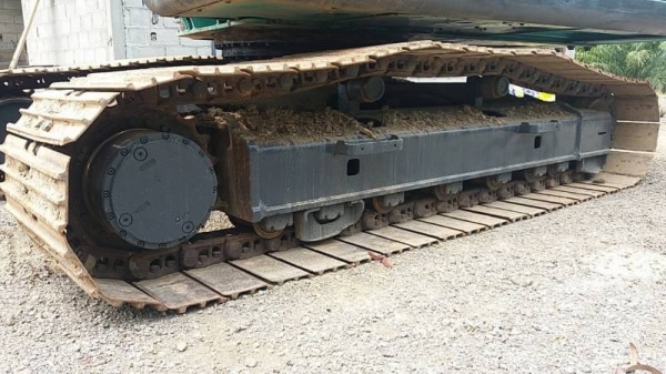 ขาย 1,850,000 KOBELCO sk 200-8 yn 12 super X 8,400 ชม. เครื่องดี ปั้มแรง เอวแน่น ช่วงล่างสวย สีไม่สวยเอกสารแจ้งจำหน่าย รถสวยพร้อมใช้ รถอยู่ เพชรบุรี 090-772-3710 090-772-3708