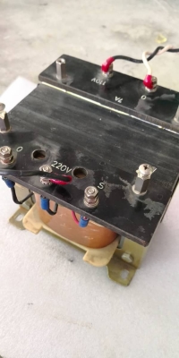 1,200 บ.ส่งถึงบ้านฟรีโทร 083-2000058 LINE ID: line832923 หม้อแปลงไฟจากไฟบ้านเรา 220 V. เป็นไฟญี่ปุ่นหรือเมริกา 100 - 120V. เลือกจุดต่อใช้งานได้ ขนาดกำลัง 7 A.เต็มๆจากญี่ปุ่น(มีแค่ 4 ตัว)