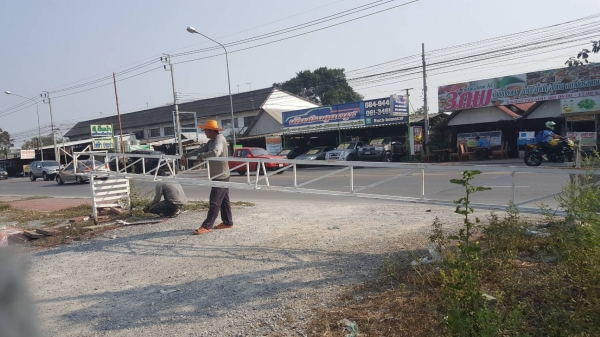 เหล็กกั้นประตู ร้านอาหารหรือลาดจอดรถ ยาว 8 เมตร