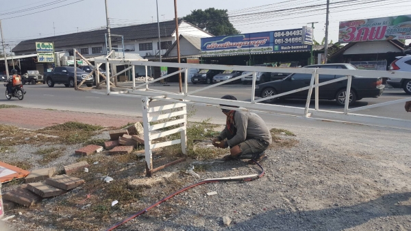 เหล็กกั้นประตู ร้านอาหารหรือลาดจอดรถ ยาว 8 เมตร