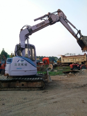 รถแบคโฮ SUMITOMO PC60 รถเก่านอกพึ่งนำเข้ามา ยังไม่เคยใช้งานในไทย เครื่องดี ปั๊มแรง เอวแน่น โซ่แทร็กเหล็ก มีเกี๊ยยาง มีลายหัวกระแทก ใช้ไฟฟ้า สภาพพร้อมใช้งาน มีเอกสารใบอินวอยซ์