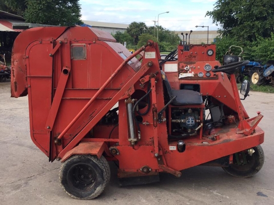 รถกวาดขยะ บนชายหาดและสนามหญ้า เครื่องยนต์ยี่ห้อNISSAN รุ่น A12 ใช้ระบบขับเคลื่อน และทำงานด้วยไฮดรอลิค