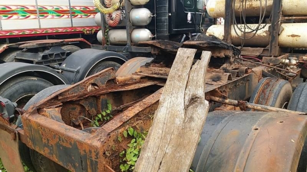 ขาย 220,000 หัวลากแก๊ส 2 เพลา HINO FM 221 เครื่อง EM100- 220 แรง หัวสิงไฮเทค เครื่องดี เกียร์ดี คัชซีผุ เล่มทะเบียน รถอยู่ กทม.แจ้งวัฒนะ 090-772-3710 090-772-3708