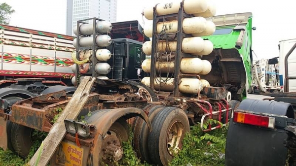 ขาย 220,000 หัวลากแก๊ส 2 เพลา HINO FM 221 เครื่อง EM100- 220 แรง หัวสิงไฮเทค เครื่องดี เกียร์ดี คัชซีผุ เล่มทะเบียน รถอยู่ กทม.แจ้งวัฒนะ 090-772-3710 090-772-3708