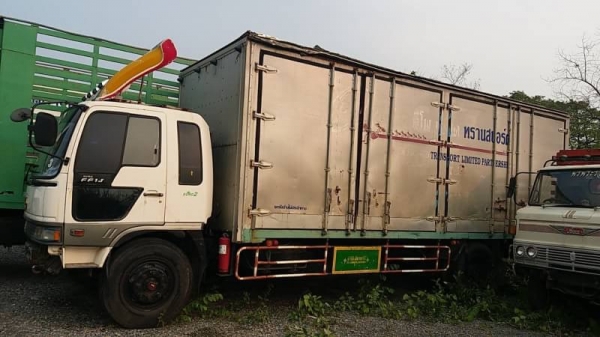 ขาย 460,000 รถหกล้อตุ้แห้ง HINO FF177 เครื่อง EH 700- 168แรง ตู้ยาว 7.20 หัวบาง ยางดี คีชซีสวย เครื่องดี เกียร์ดี เอกสารเล่มทะเบียน รถสวยพร้อมใช้ รถอยู่ กทม.แจ้งวัฒนะ 090-772-3710 090-772-3708