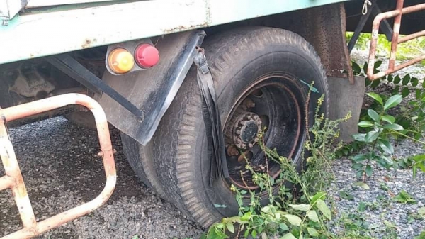 ขาย 460,000 รถหกล้อตุ้แห้ง HINO FF177 เครื่อง EH 700- 168แรง ตู้ยาว 7.20 หัวบาง ยางดี คีชซีสวย เครื่องดี เกียร์ดี เอกสารเล่มทะเบียน รถสวยพร้อมใช้ รถอยู่ กทม.แจ้งวัฒนะ 090-772-3710 090-772-3708