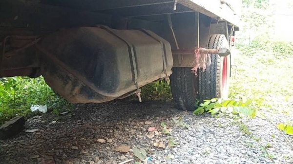 ขาย 180,000 รถบรรทุกหกล้อ HINO KM 310 หัวดี ยางดี คีชซีสวย กะบะบรรทุก กว้าง 2.20 ม.ยาว 4.25 ม. สูง 2.0 ม.เอกสารเล่มทะเบียน รถอยู่ กทม.แจ้งวัฒนะ 090-772-3710 090-772-3708