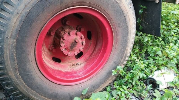 ขาย 180,000 รถบรรทุกหกล้อ HINO KM 310 หัวดี ยางดี คีชซีสวย กะบะบรรทุก กว้าง 2.20 ม.ยาว 4.25 ม. สูง 2.0 ม.เอกสารเล่มทะเบียน รถอยู่ กทม.แจ้งวัฒนะ 090-772-3710 090-772-3708