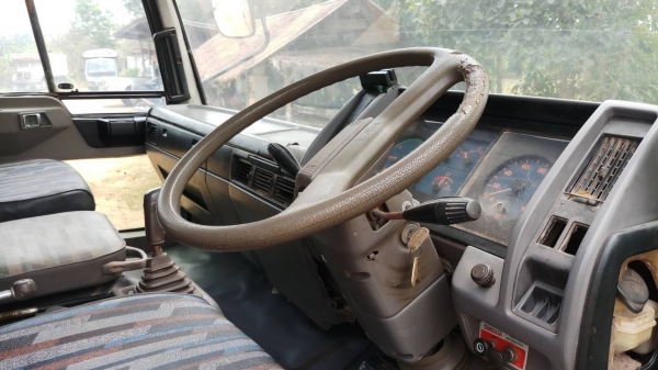 HINO 3M สองเพลาดั๊ม กระบะสามมิตร รถปี 39