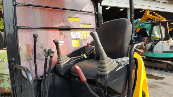 ขาย รถขุด HITACHI รุ่น ZX30 มือสองญี่ปุ่น  แทรกเหล็ก สลัก บูทเอวแน่น 100\% สวยพร้อมใช้งาน มือถือ 0818753444  สอบถามเพิ่มเติมได้ที่ http://line.me/ti/p/mFkzr50JVd