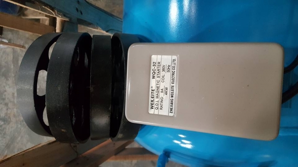 NEW ARRIVAL* สินค้าใหม่แกะกล่อง*เครื่องปั๊มลม ASHITA: ขนาด300ลิตร ,2 สูบ, 5.5HPแรง,380V.(มอเตอร์3 สาย /ไฟ3เฟส/โรงงาน) ราคาเพียง 27,000 บาท สนใจติดต่อ 0819337688